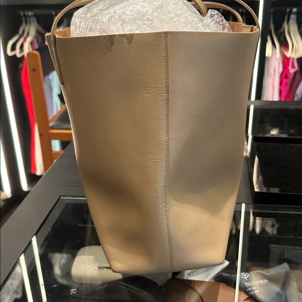 Saint Laurent Tan Leather Tote with Slim Strap and pouch - Picture 6 of 13